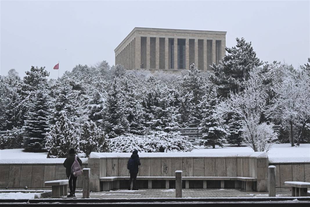 Ankara güne bembeyaz uyandı! Kar yağışı gün boyu devam edecek 20