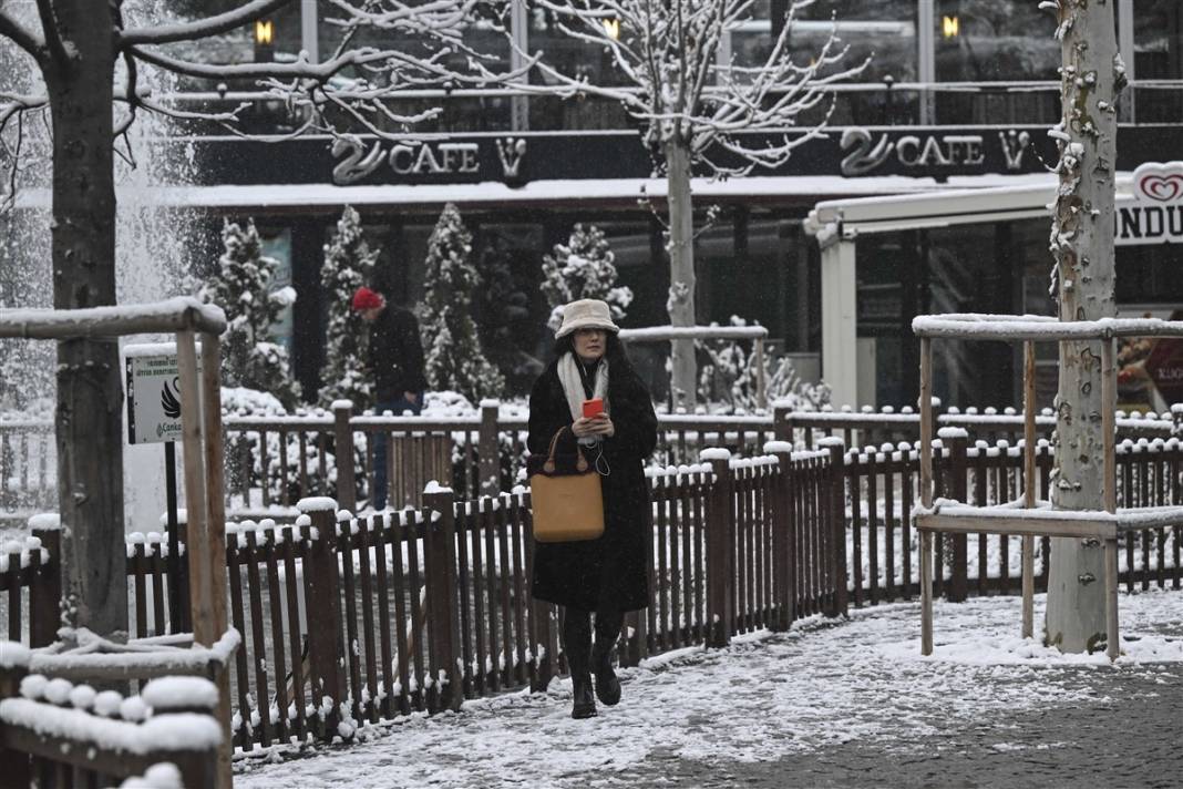 Ankara güne bembeyaz uyandı! Kar yağışı gün boyu devam edecek 19