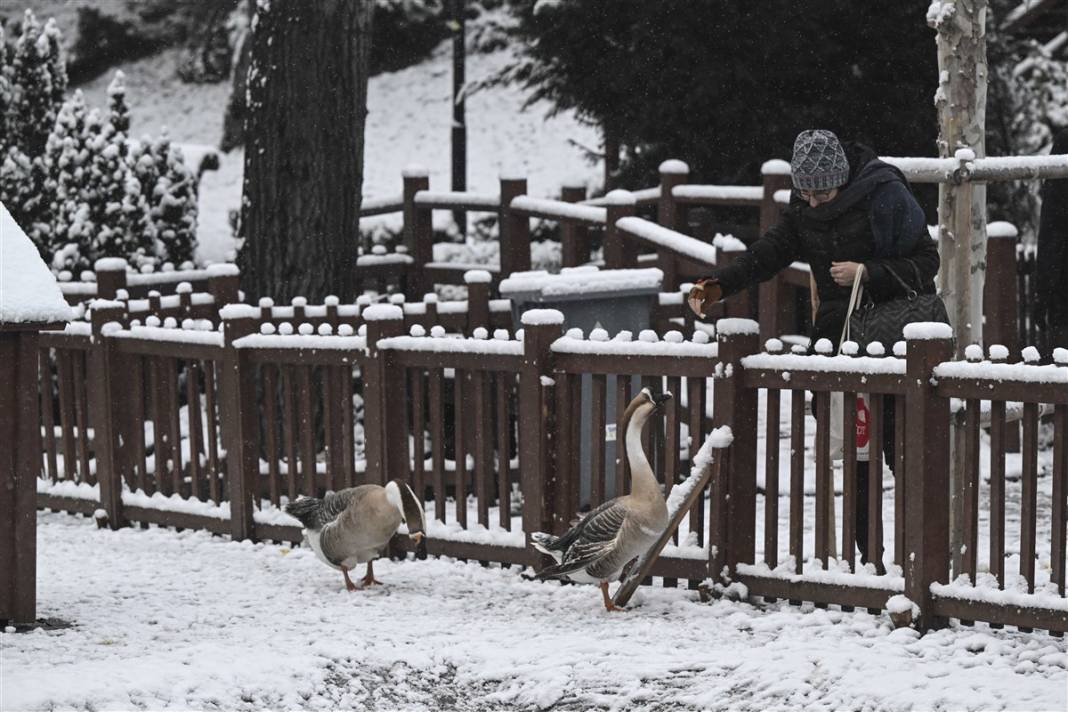 Ankara güne bembeyaz uyandı! Kar yağışı gün boyu devam edecek 18