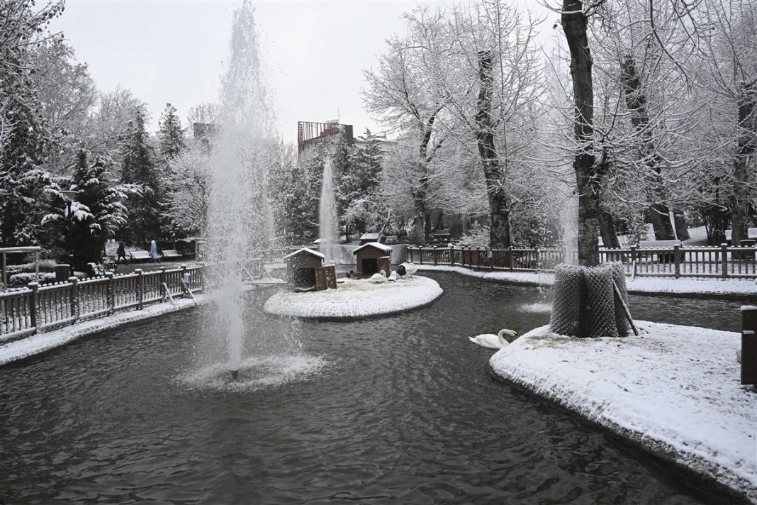 Ankara güne bembeyaz uyandı! Kar yağışı gün boyu devam edecek 17