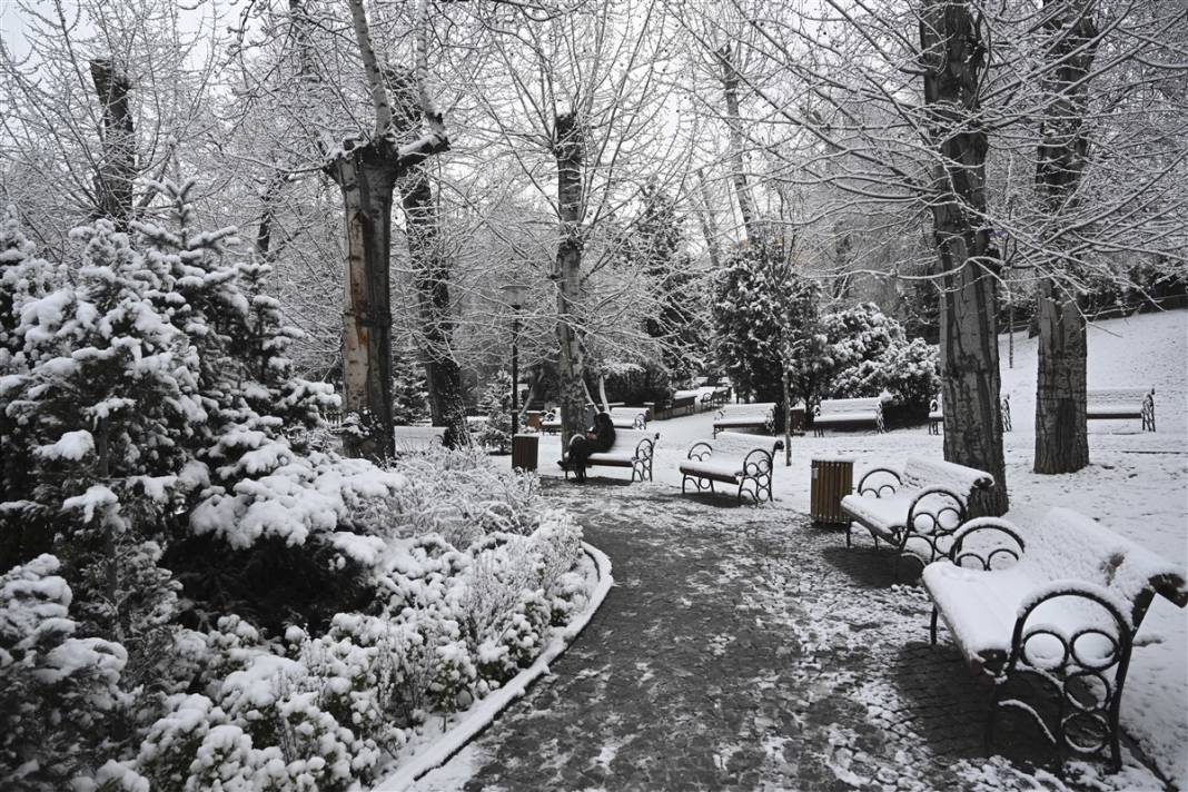 Ankara güne bembeyaz uyandı! Kar yağışı gün boyu devam edecek 16