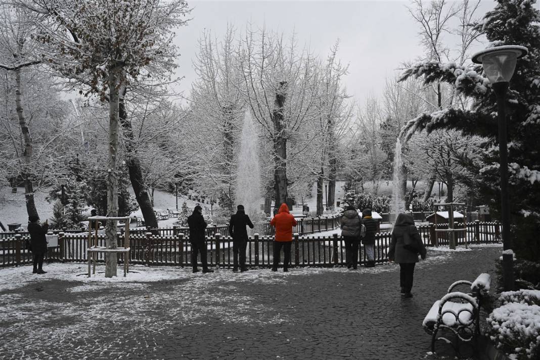 Ankara güne bembeyaz uyandı! Kar yağışı gün boyu devam edecek 14