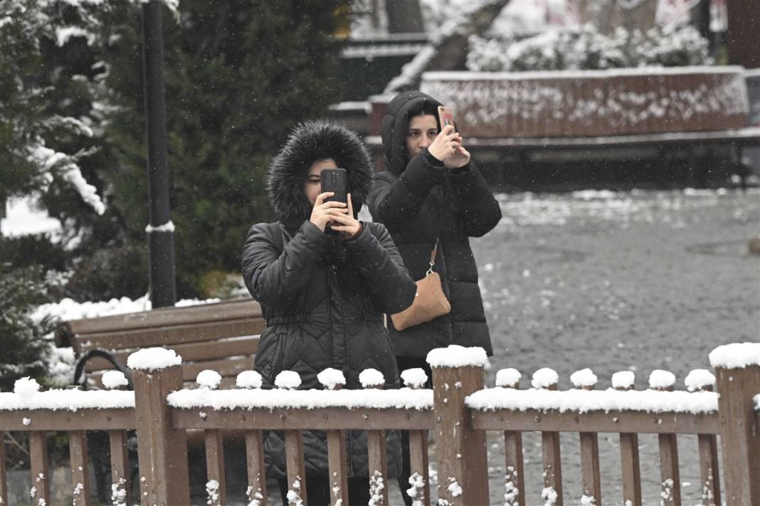 Ankara güne bembeyaz uyandı! Kar yağışı gün boyu devam edecek 12
