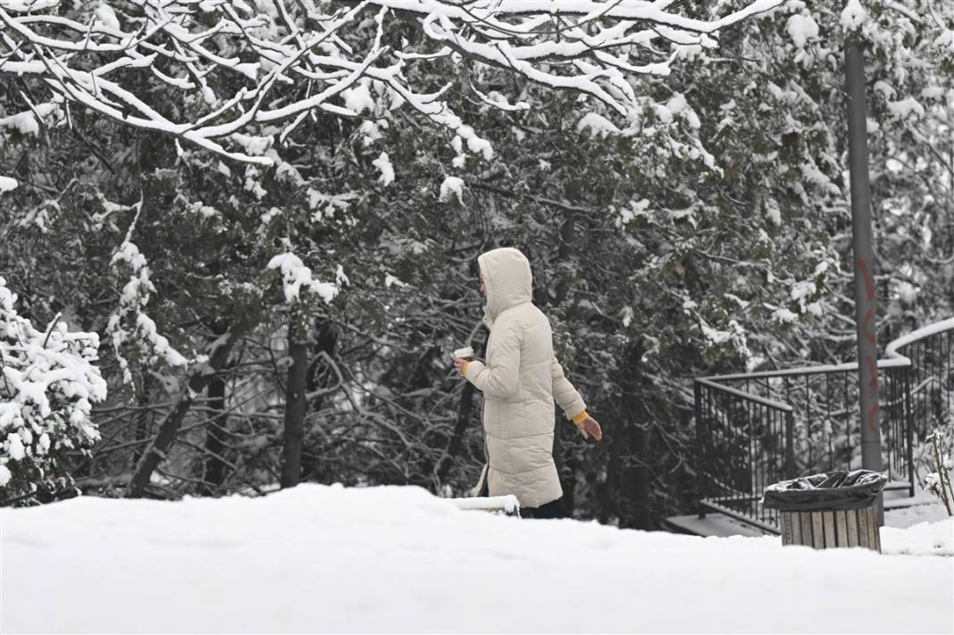 Ankara güne bembeyaz uyandı! Kar yağışı gün boyu devam edecek 11