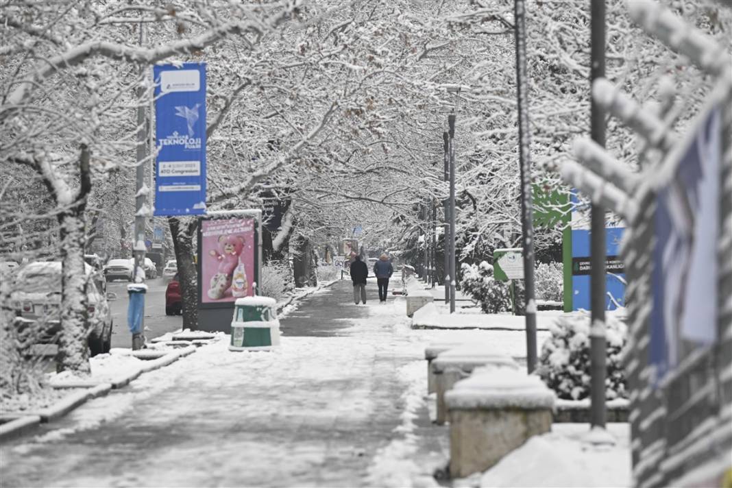 Ankara güne bembeyaz uyandı! Kar yağışı gün boyu devam edecek 10