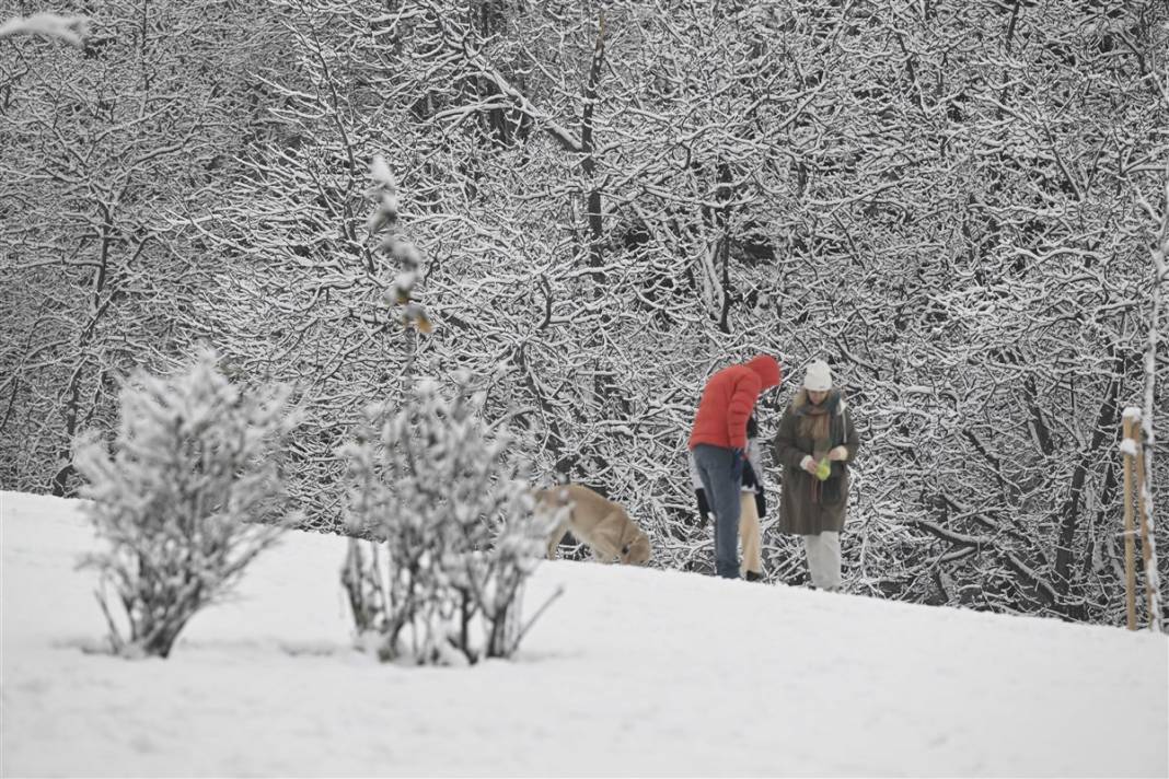 Ankara güne bembeyaz uyandı! Kar yağışı gün boyu devam edecek 8