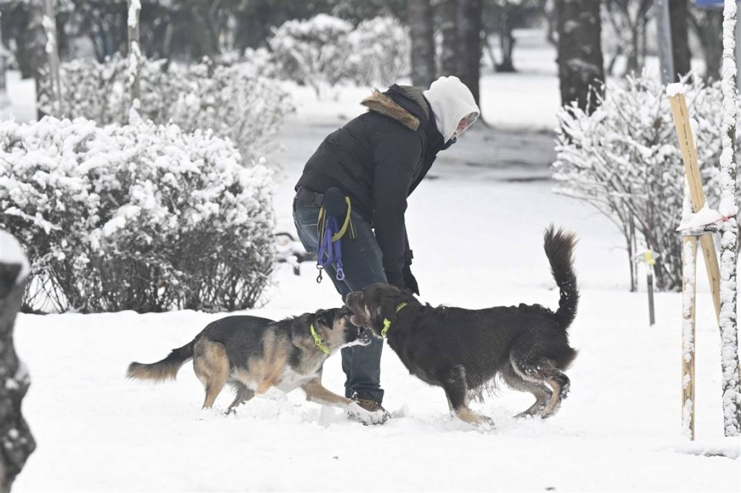 Ankara güne bembeyaz uyandı! Kar yağışı gün boyu devam edecek 6