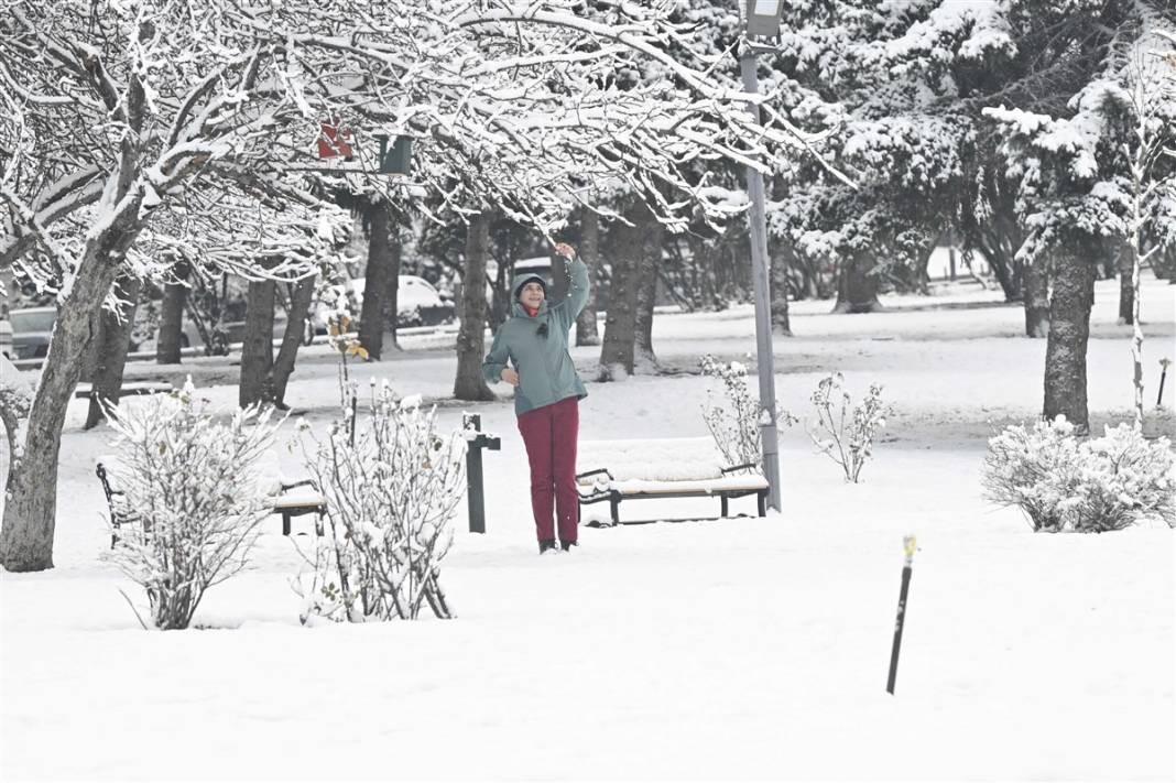 Ankara güne bembeyaz uyandı! Kar yağışı gün boyu devam edecek 5