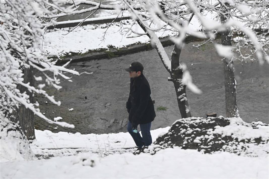 Ankara güne bembeyaz uyandı! Kar yağışı gün boyu devam edecek 3