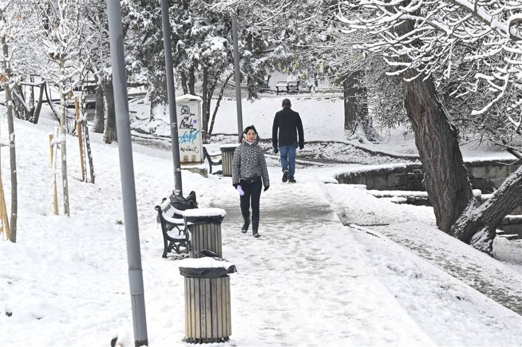 Ankara güne bembeyaz uyandı! Kar yağışı gün boyu devam edecek 2