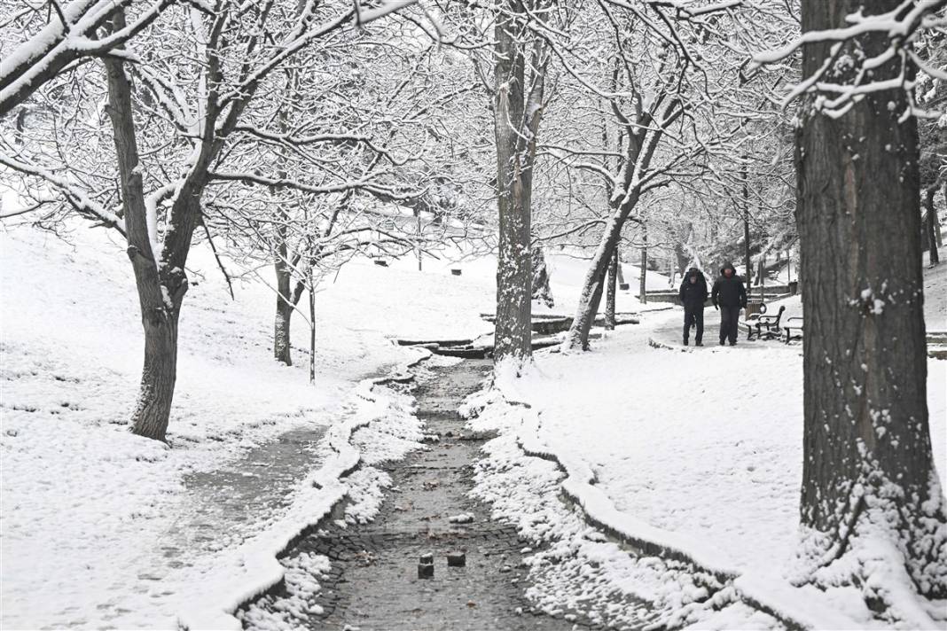 Ankara güne bembeyaz uyandı! Kar yağışı gün boyu devam edecek 1