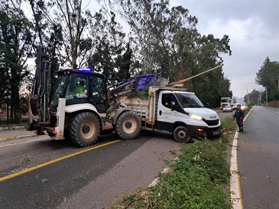 Marmaris'te şiddetli fırtına! Dev dalgalar oluştu, ağaçlar devrildi, camlar patladı... 5