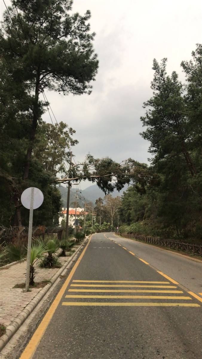 Marmaris'te şiddetli fırtına! Dev dalgalar oluştu, ağaçlar devrildi, camlar patladı... 6