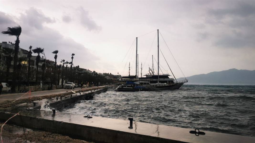 Marmaris'te şiddetli fırtına! Dev dalgalar oluştu, ağaçlar devrildi, camlar patladı... 2