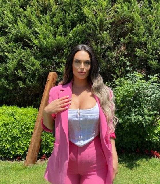 Canlı yayında resmen rezil oldu! Herkesin gözü önünde birden poposu düştü... Görenler gözlerine inanamadı 2