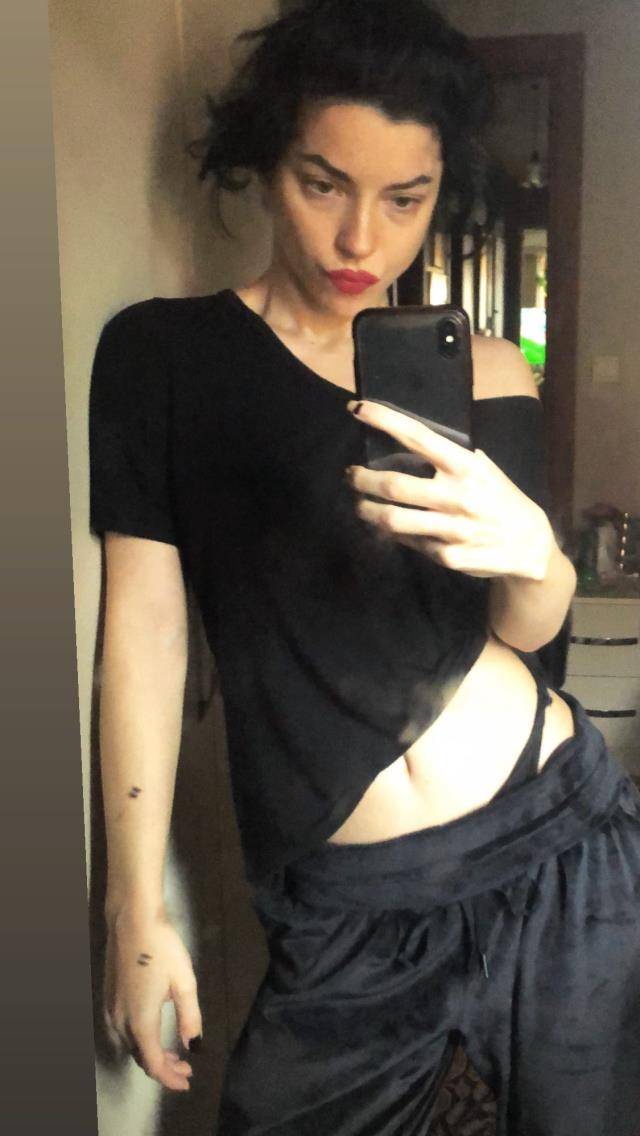 Bir bunu yapmamıştı... Merve Boluğur ayna karşısında eşofmanını indirip poz verdi! Görenlerin ağzı açık kaldı 3