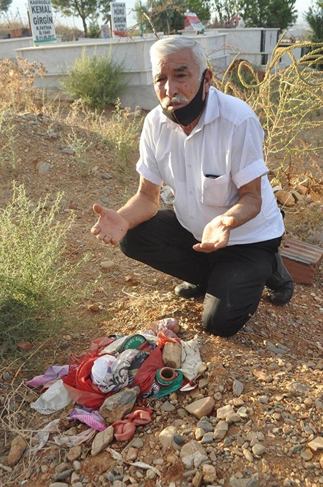 Kendi elleriyle kazdığı eşinin mezarına bıraktığı not, okuyanları ağlattı! Acısı hâlâ geçmedi... 7
