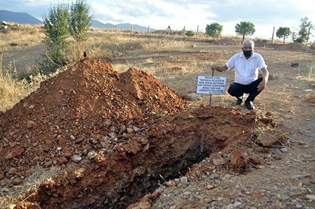 Kendi elleriyle kazdığı eşinin mezarına bıraktığı not, okuyanları ağlattı! Acısı hâlâ geçmedi... 6
