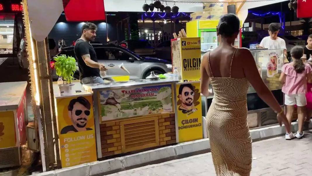 Çılgın Dondurmacı paylaştı, sosyal medya ayağa kalktı! Sarışın kadının dansı sosyal medyayı salladı: Kolundan tuttuğu gibi... 1