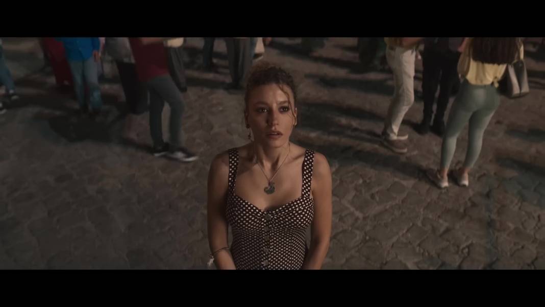 Serenay Sarıkaya ve Burak Deniz'in cesur 'Şahmaran' sahneleri sosyal medyaya damga vurdu! 14