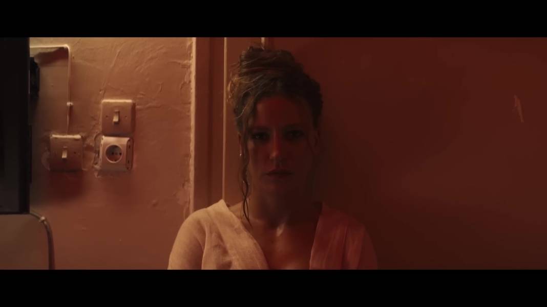 Serenay Sarıkaya ve Burak Deniz'in cesur 'Şahmaran' sahneleri sosyal medyaya damga vurdu! 16