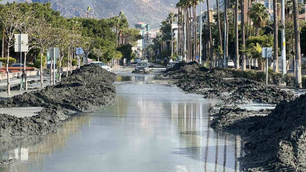 Deprem sonrası İskenderun'da korkutan görüntü: Sokaklar boşaltıldı 1