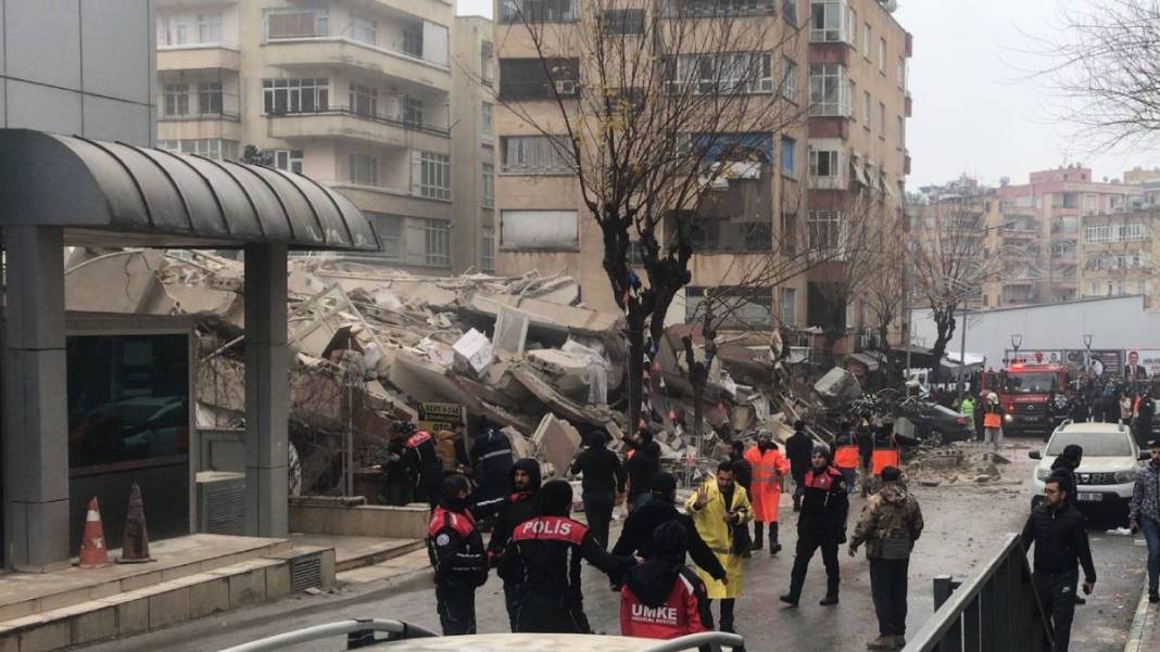 Depremin yıkıcı şiddeti gün ağarınca ortaya çıktı 4