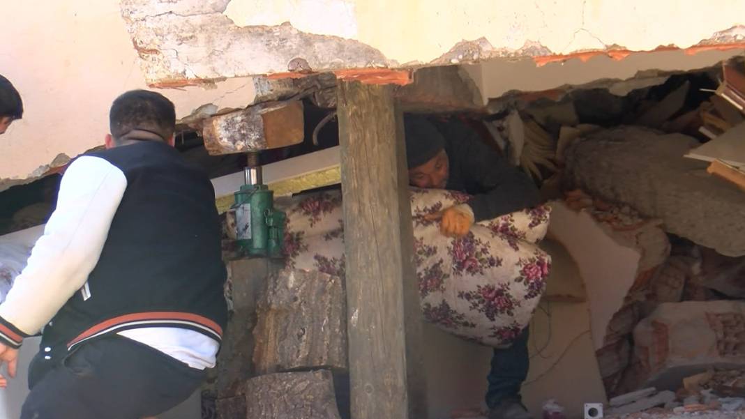 Deprem bölgesinde yürek sızlatan görüntüler: 'Mal da canın yongası' diyerek enkaz altına giriyorlar 1