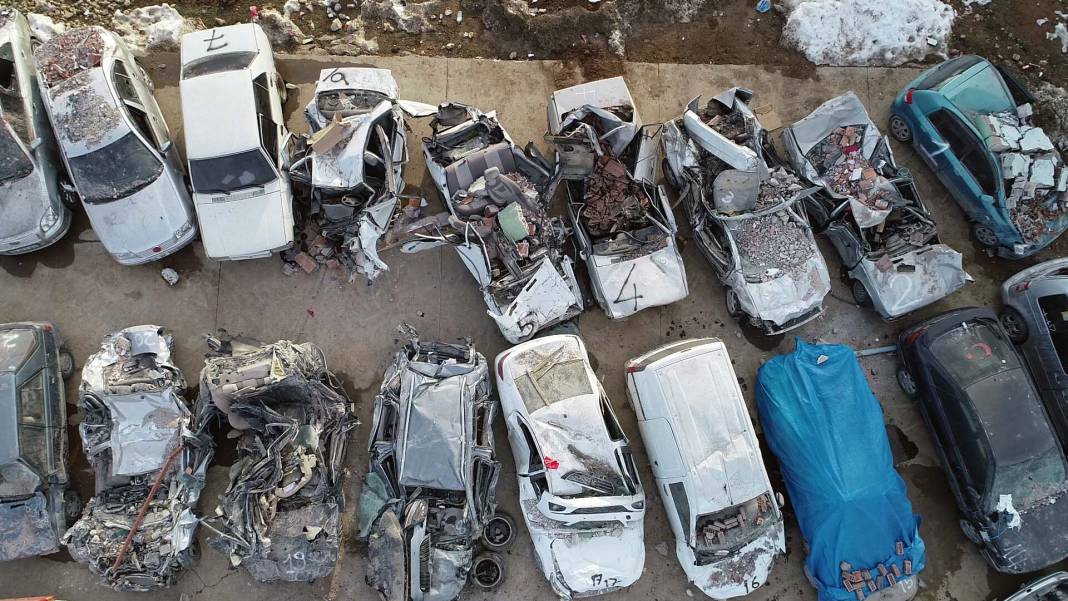 Deprem sonrası otoparklar araç mezarlığına döndü: Havadan drone ile görüntülendi 11