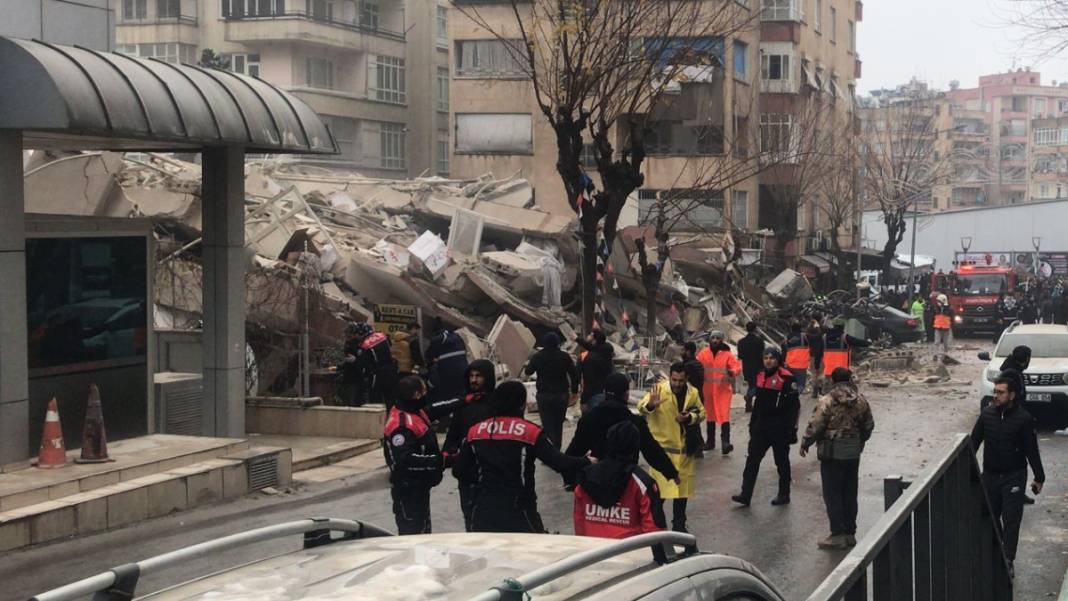 Depremin yıkıcı şiddeti gün ağarınca ortaya çıktı 8