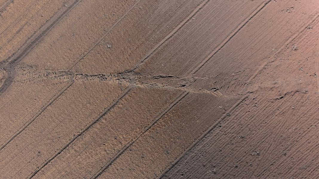 Tarlalar yarıldı, tümsekler oluştu, fareler istila etti... Kuşbakışı facia 4