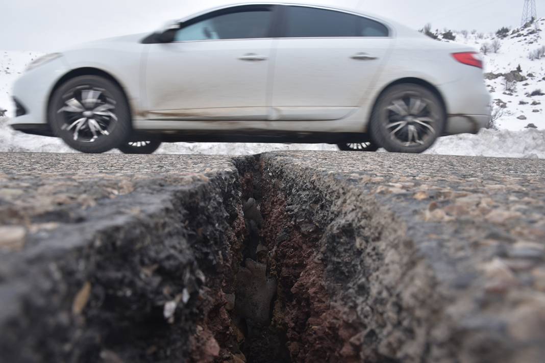Depremlerin yıkmadığı yer kalmadı... Afetin vurduğu kentte yollar yarıldı 5