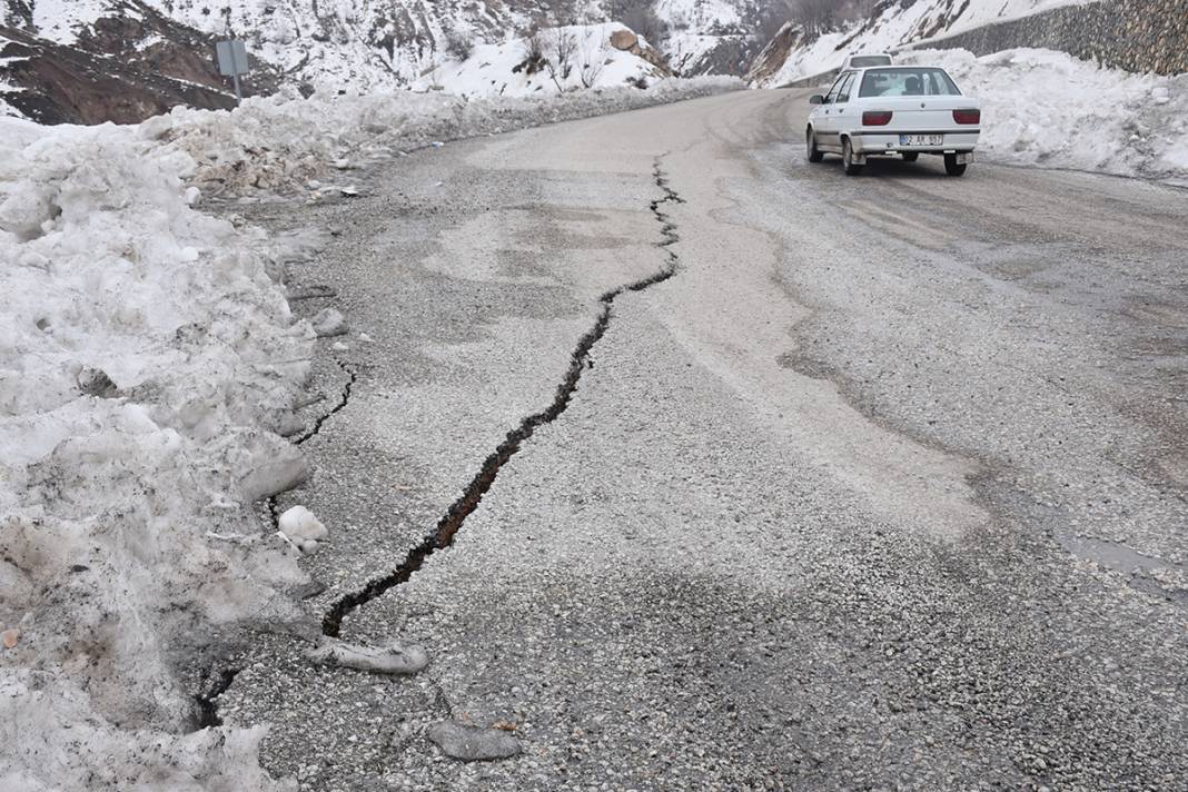 Depremlerin yıkmadığı yer kalmadı... Afetin vurduğu kentte yollar yarıldı 1