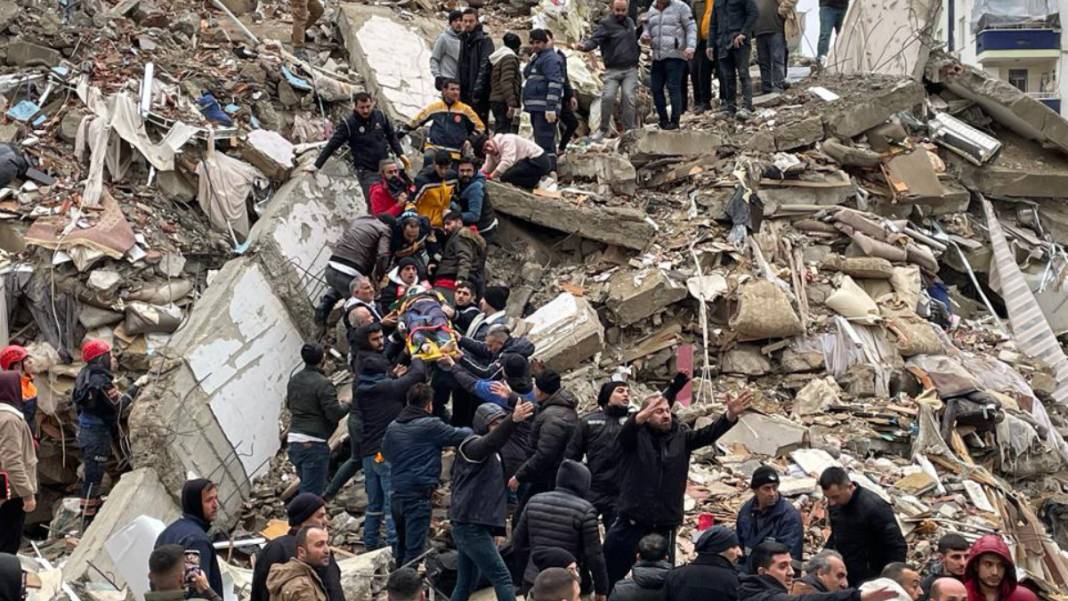 Depremin yıkıcı şiddeti gün ağarınca ortaya çıktı 17