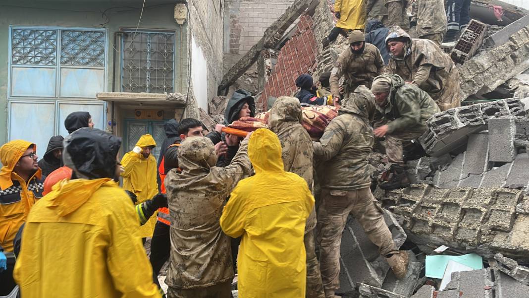 Depremin yıkıcı şiddeti gün ağarınca ortaya çıktı 18