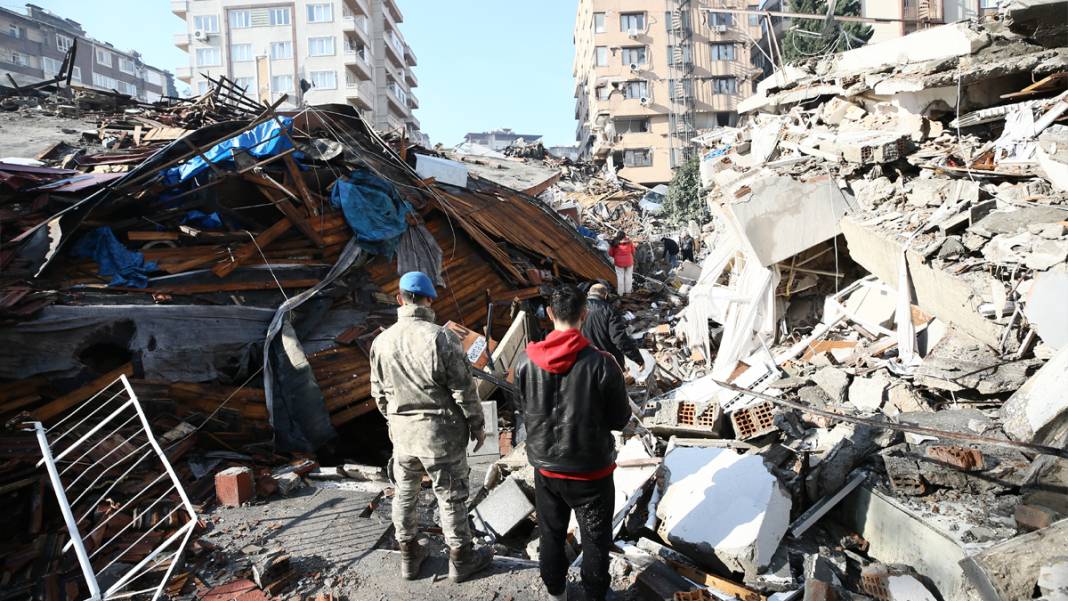 Enkazdan 30 saat sonra çıkan mucize: Komandonun gözyaşları yürekleri dağladı 1