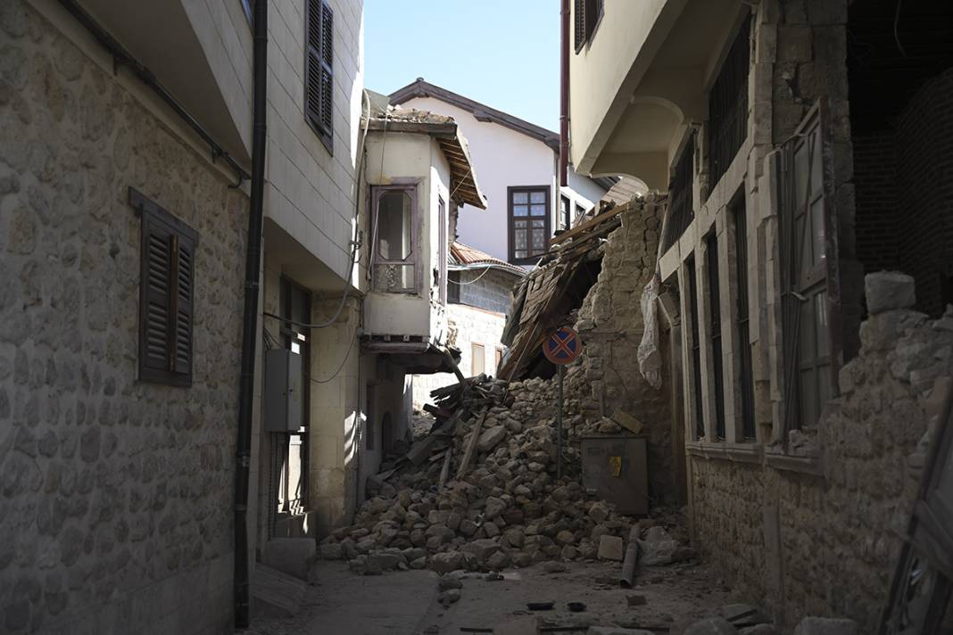 Afet bölgesinden acı kareler: Hatay'ın tarihi taş evleri de ayakta kalamadı 6