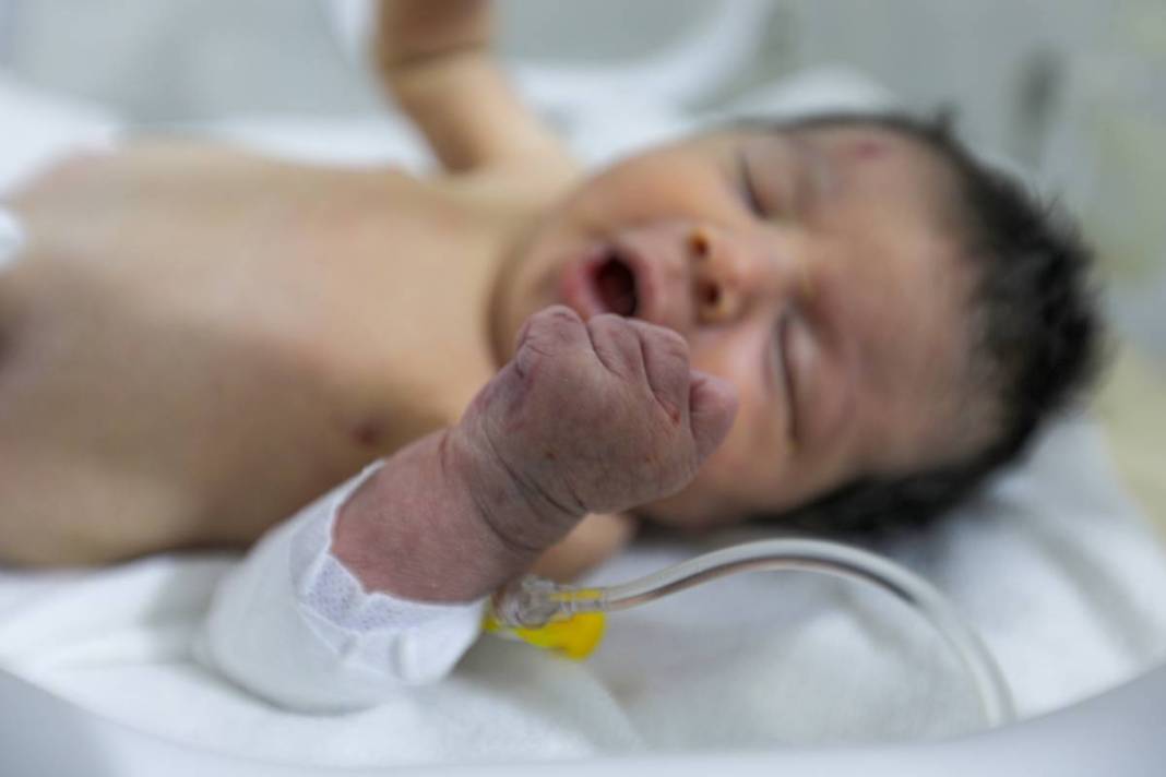 Deprem onu yetim ve öksüz bıraktı: Eye bebek için binlerce kişi sıraya girdi 1