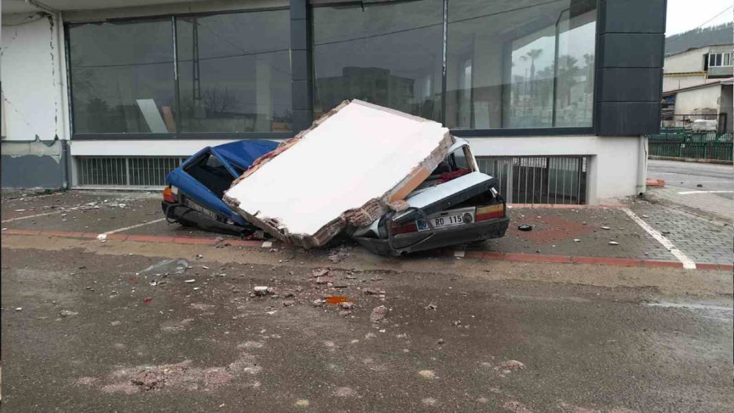 Depremin yıkıcı şiddeti gün ağarınca ortaya çıktı 1