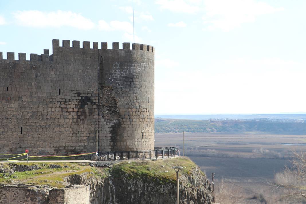 Diyarbakır'ın tarihi hasar aldı: 606 kültür varlığının 34'ü zarar gördü 4