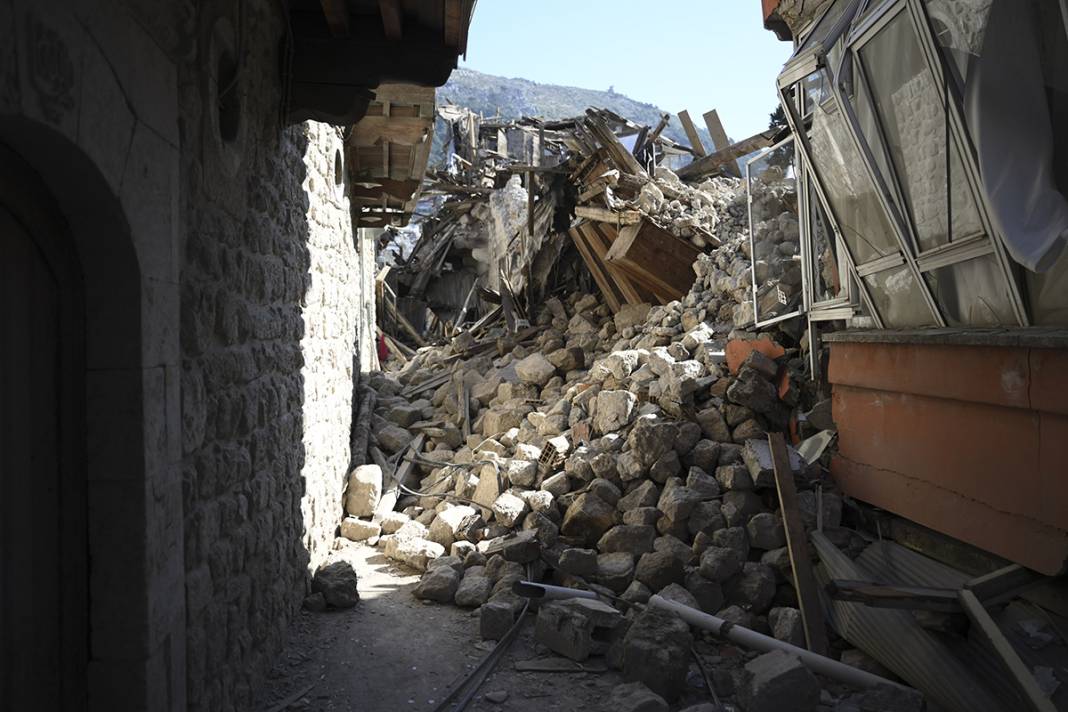 Afet bölgesinden acı kareler: Hatay'ın tarihi taş evleri de ayakta kalamadı 5