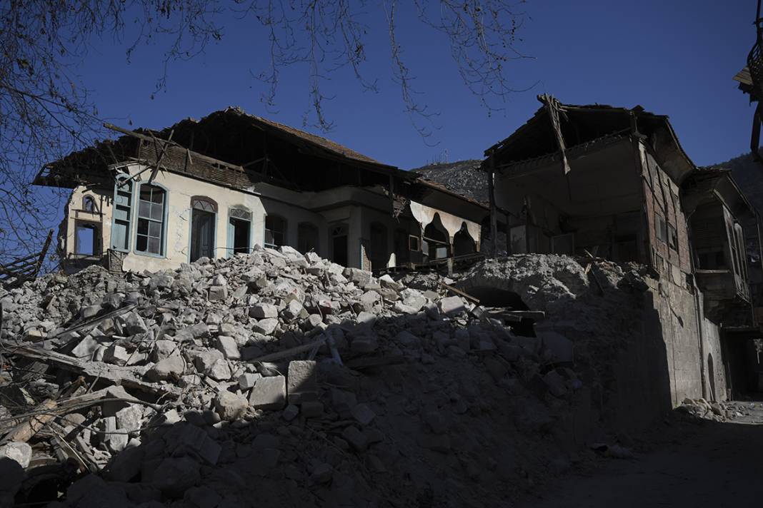 Afet bölgesinden acı kareler: Hatay'ın tarihi taş evleri de ayakta kalamadı 4