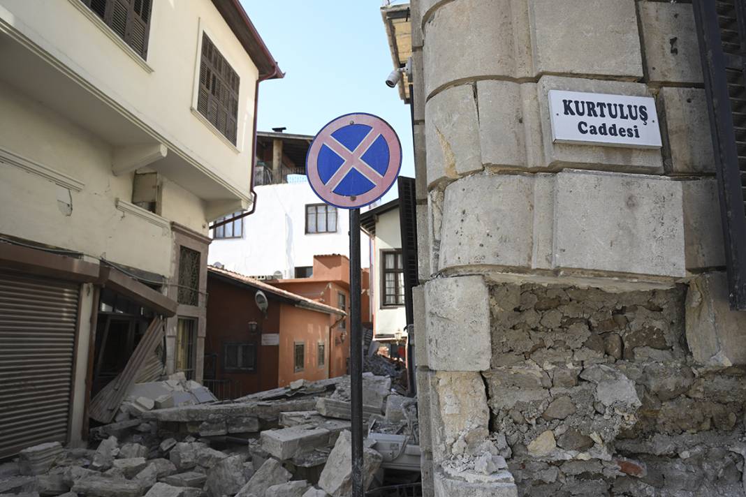Afet bölgesinden acı kareler: Hatay'ın tarihi taş evleri de ayakta kalamadı 7
