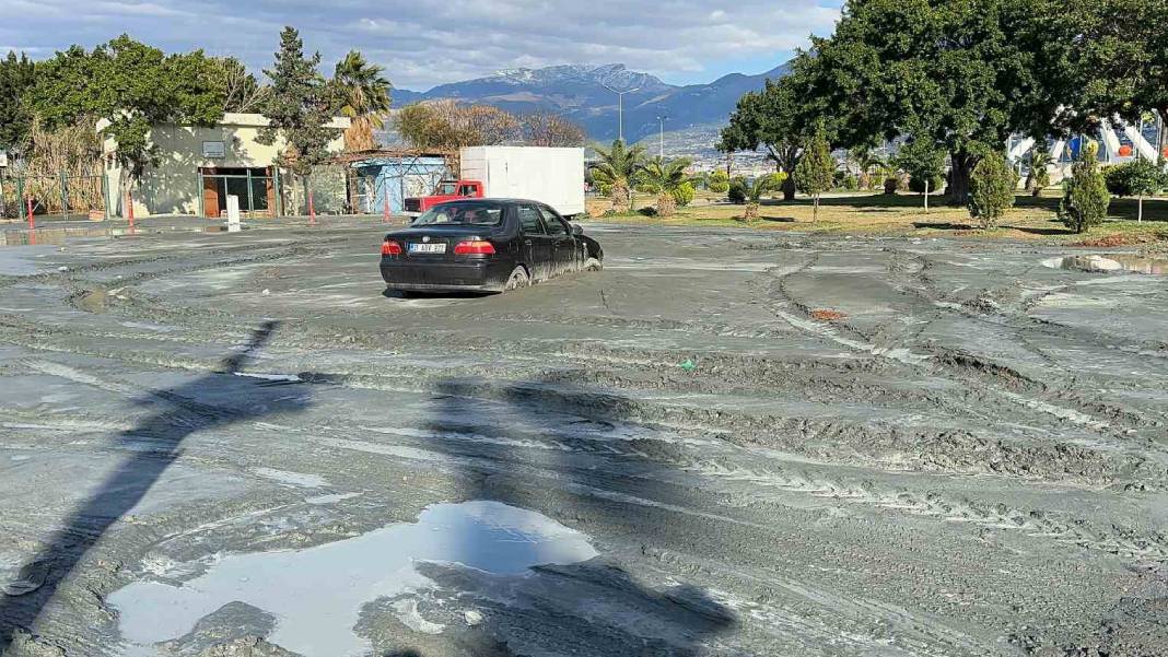 Deprem sonrası İskenderun'da korkutan görüntü: Sokaklar boşaltıldı 6