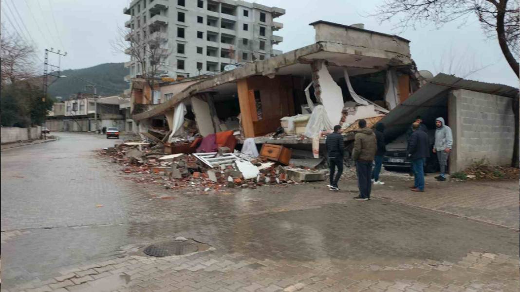 Depremin yıkıcı şiddeti gün ağarınca ortaya çıktı 2