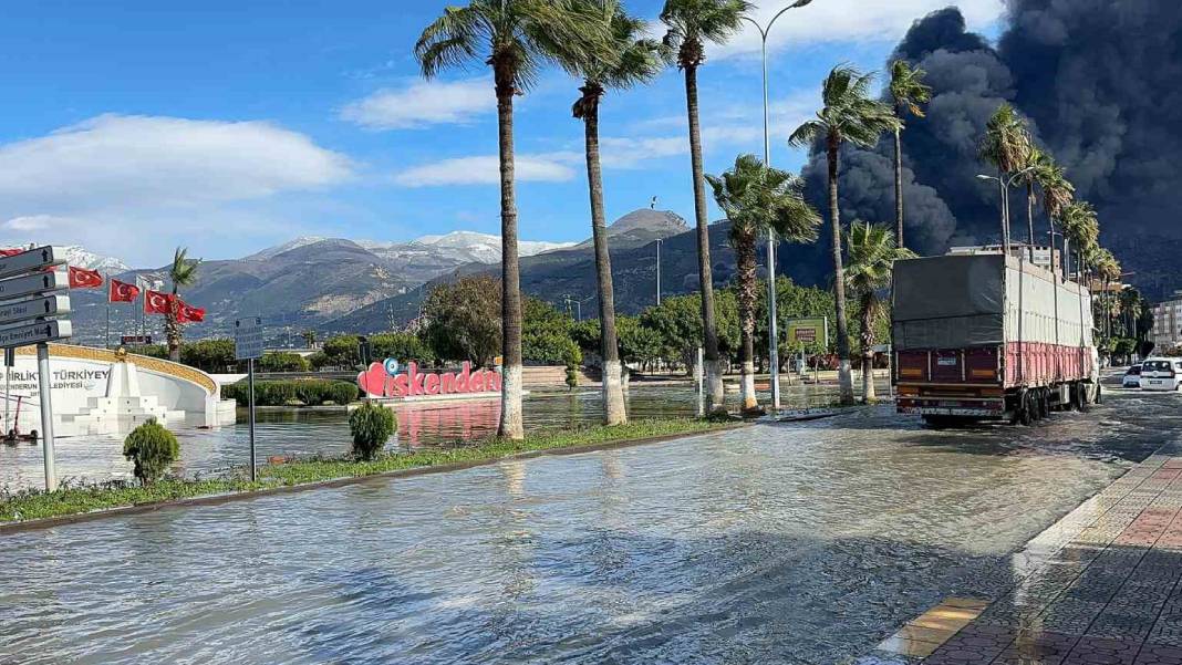 Deprem sonrası İskenderun'da korkutan görüntü: Sokaklar boşaltıldı 7