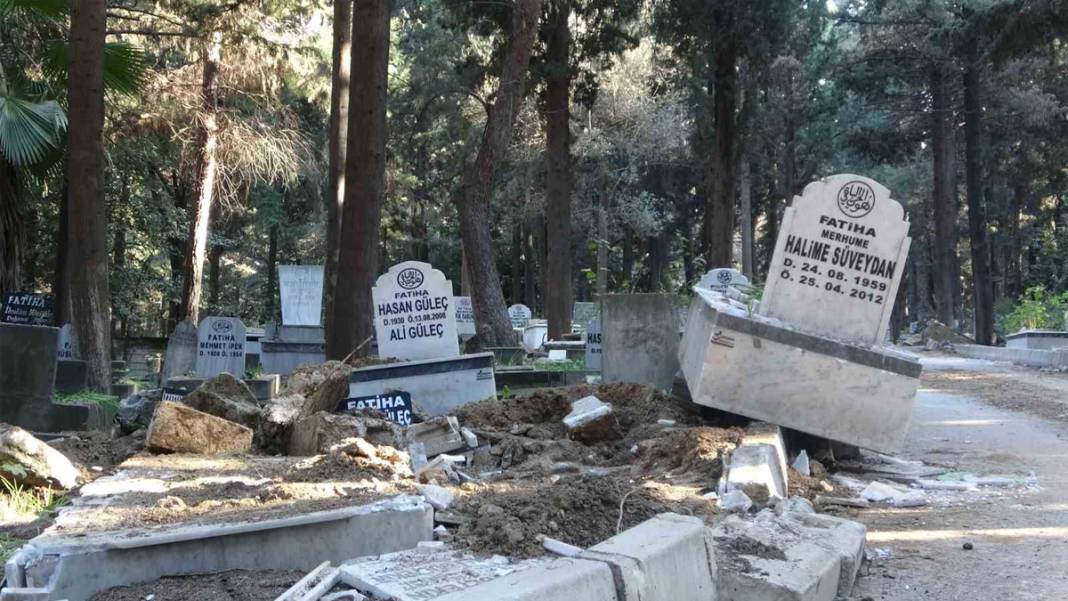 Afetin şiddeti kabristanı da vurdu: Mezarlar yerinden çıkıp yola uçtu 5