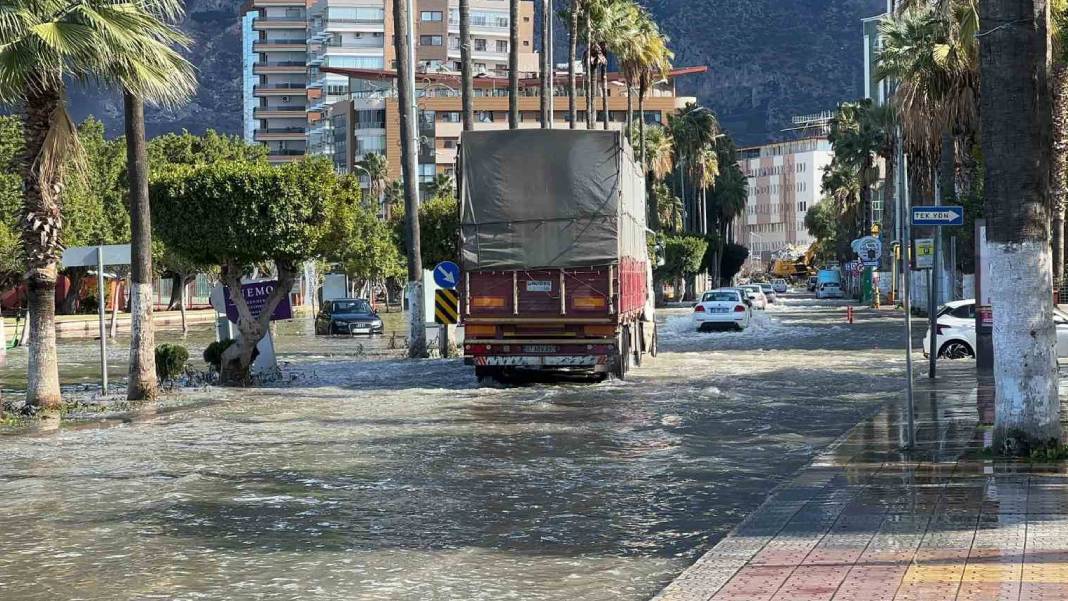 Deprem sonrası İskenderun'da korkutan görüntü: Sokaklar boşaltıldı 5