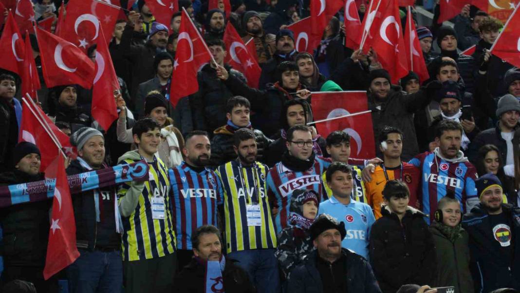 Tüm dünya bu koreografiyi konuşuyor: Proteo ve kurtarıcılar, Türkiye'deki Trabzonspor maçında onurlandırıldı 6