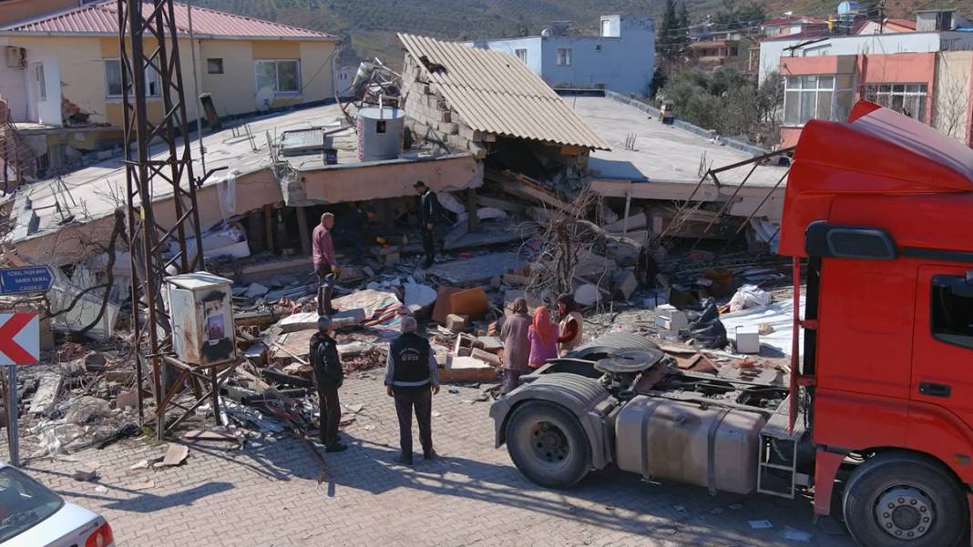 Deprem bölgesinde yürek sızlatan görüntüler: 'Mal da canın yongası' diyerek enkaz altına giriyorlar 6